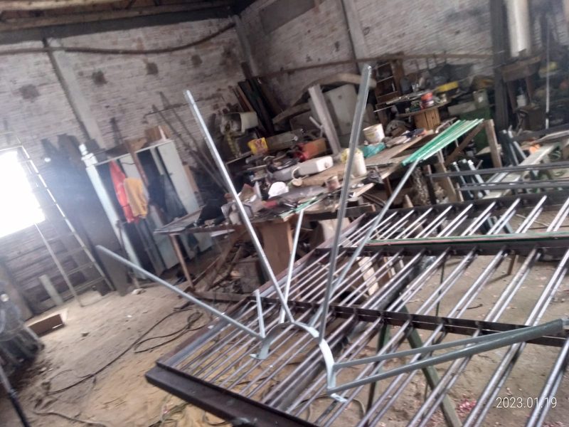 Portão com detalhe em leque, em fabricação na oficina