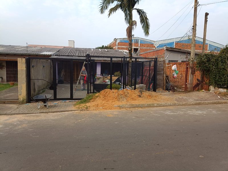 Portão e grade de frente em ferro preto em residência