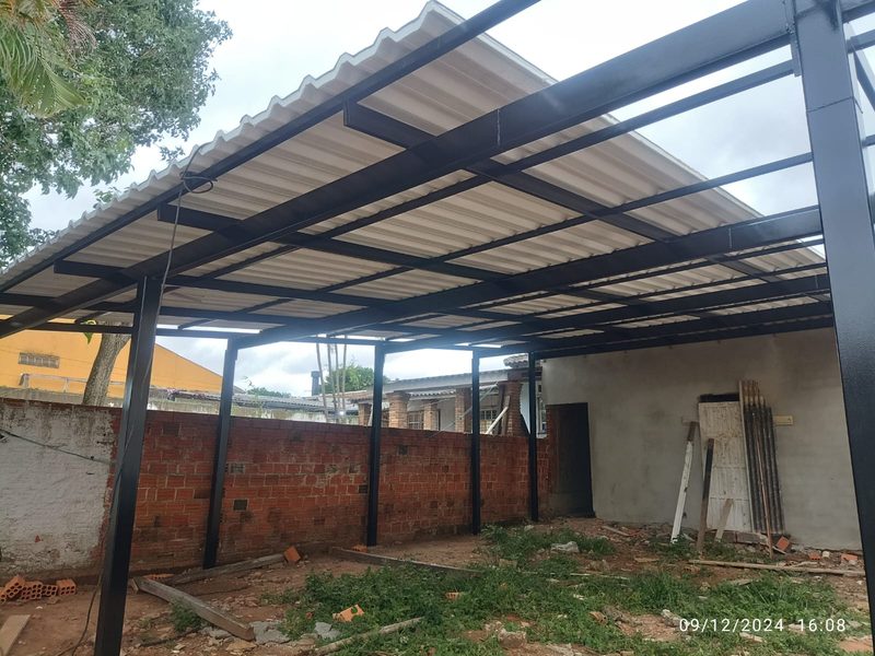 Cobertura com estrutura metálica em pátio de residência