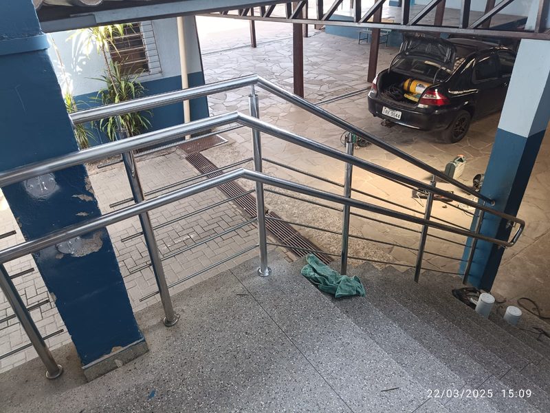 Corrimão de inox em escada de escola