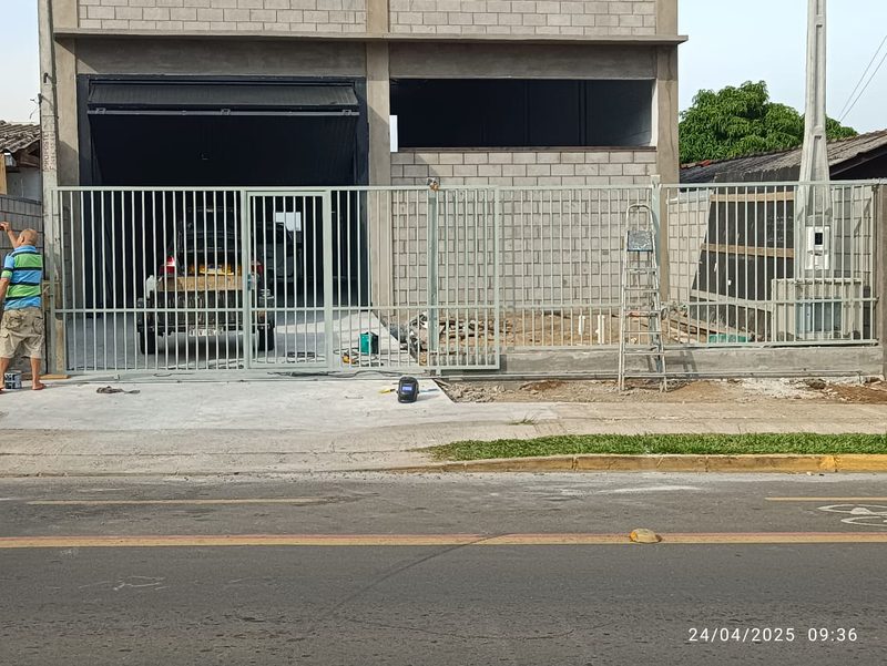 Grade e portão de fechamento na frente de prédio comercial