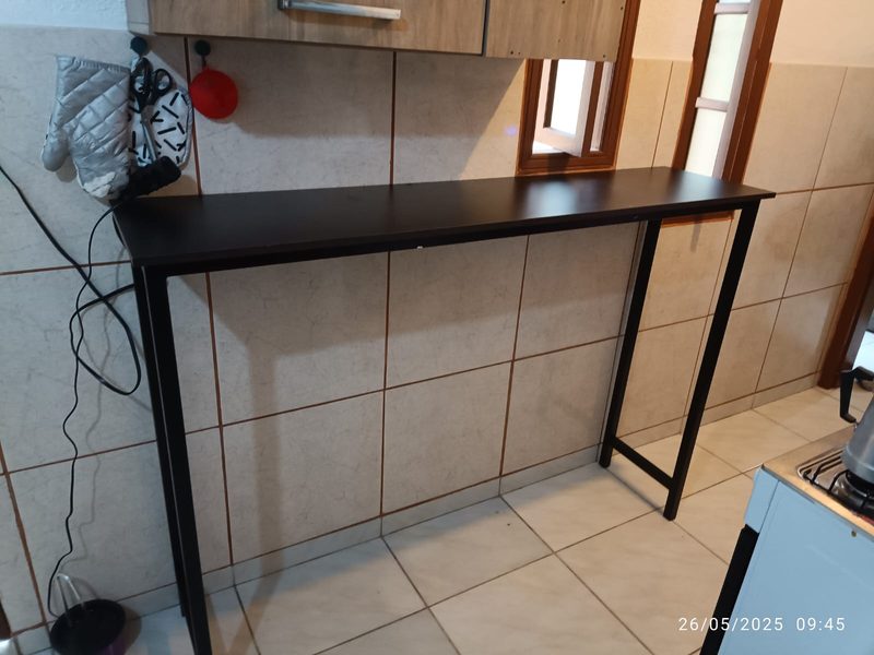 Bancada alta em metal com tampo preto