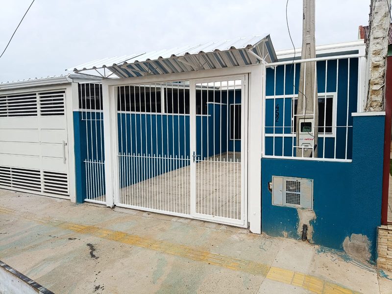 Portão de abrir duplo pintado de branco