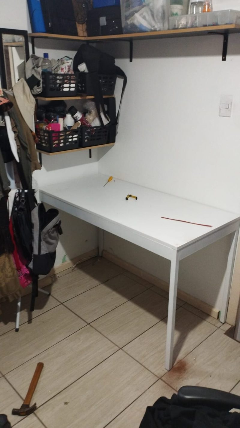 Mesa de metal branca sob medida