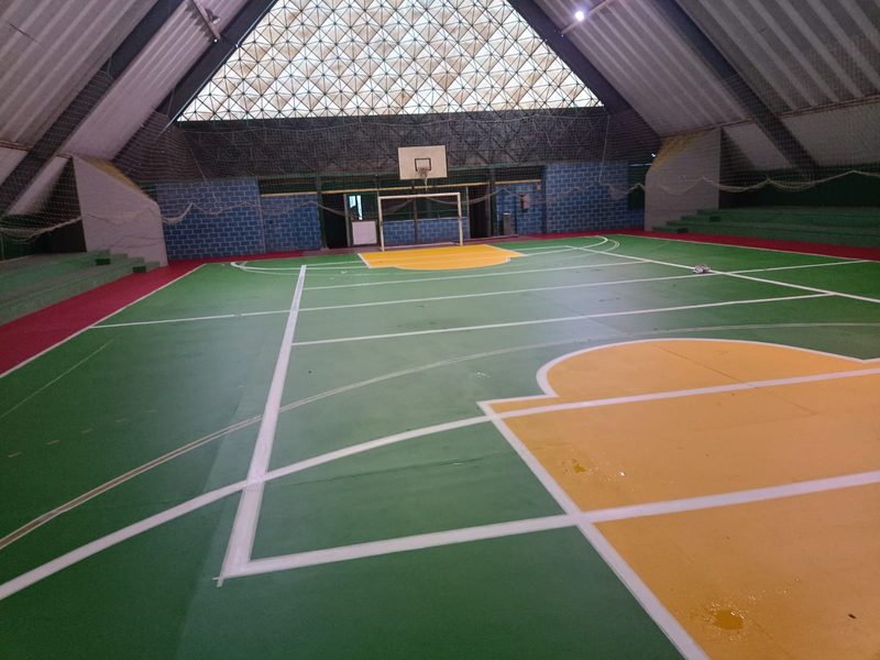 Pintura de quadra esportiva em ginásio